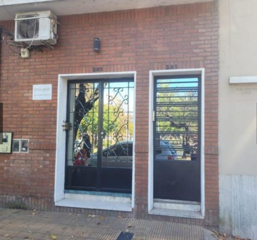 Departamento de Tres Ambientes en venta con Amplio Patio Terraza en Quilmes Oeste