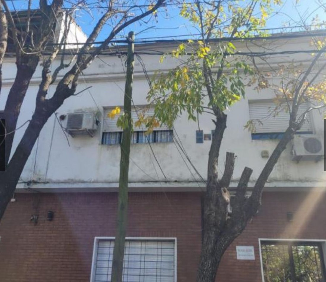 Departamento de Tres Ambientes en venta con Amplio Patio Terraza en Quilmes Oeste