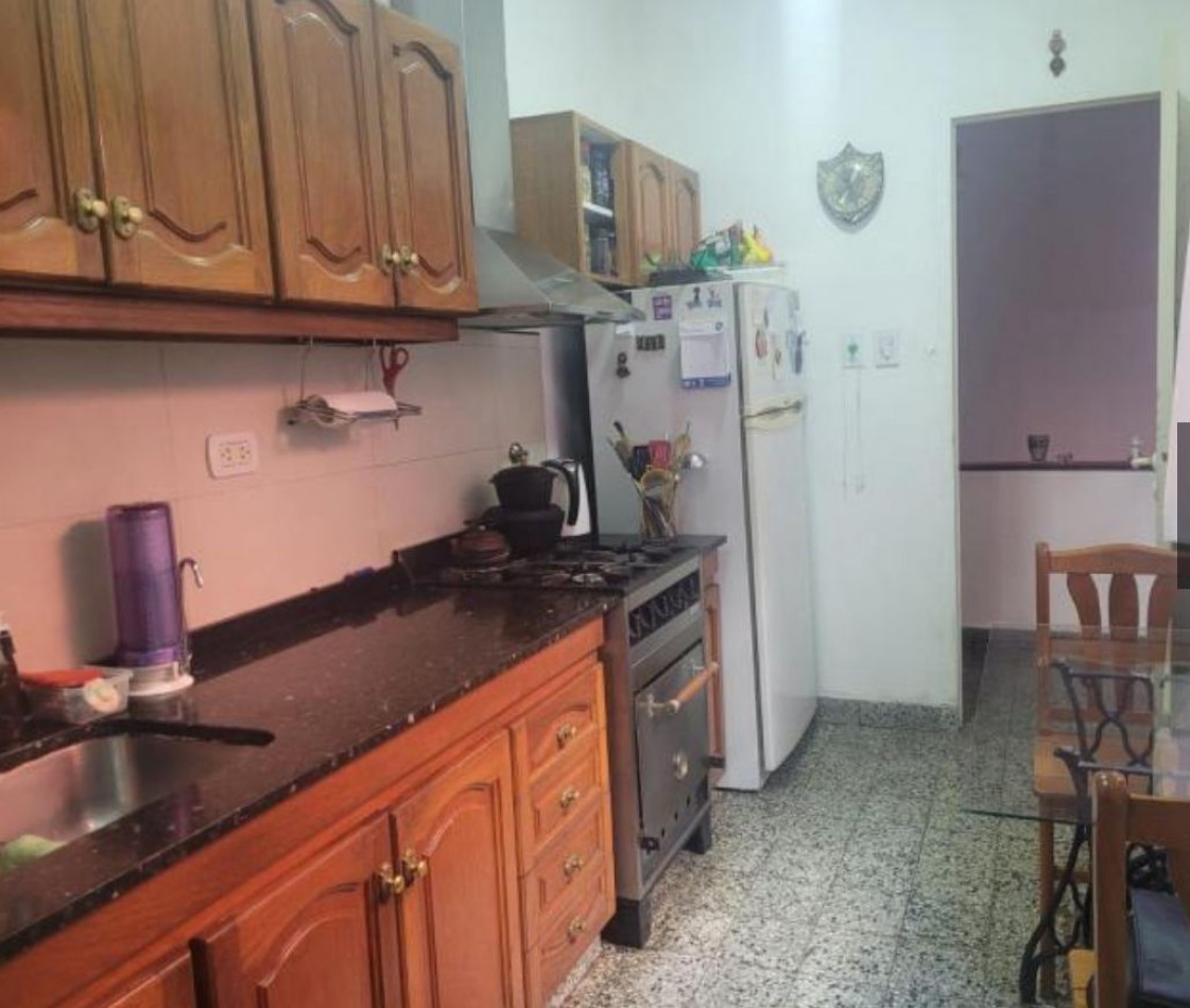 Departamento de Tres Ambientes en venta con Amplio Patio Terraza en Quilmes Oeste