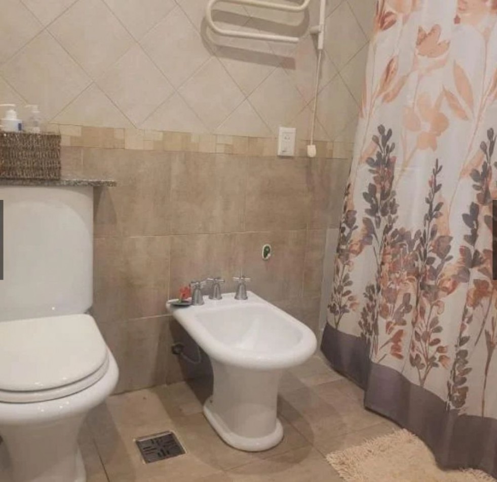 Departamento de Tres Ambientes en venta con Amplio Patio Terraza en Quilmes Oeste