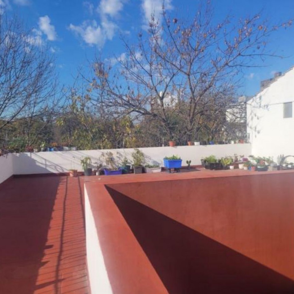 Departamento de Tres Ambientes en venta con Amplio Patio Terraza en Quilmes Oeste