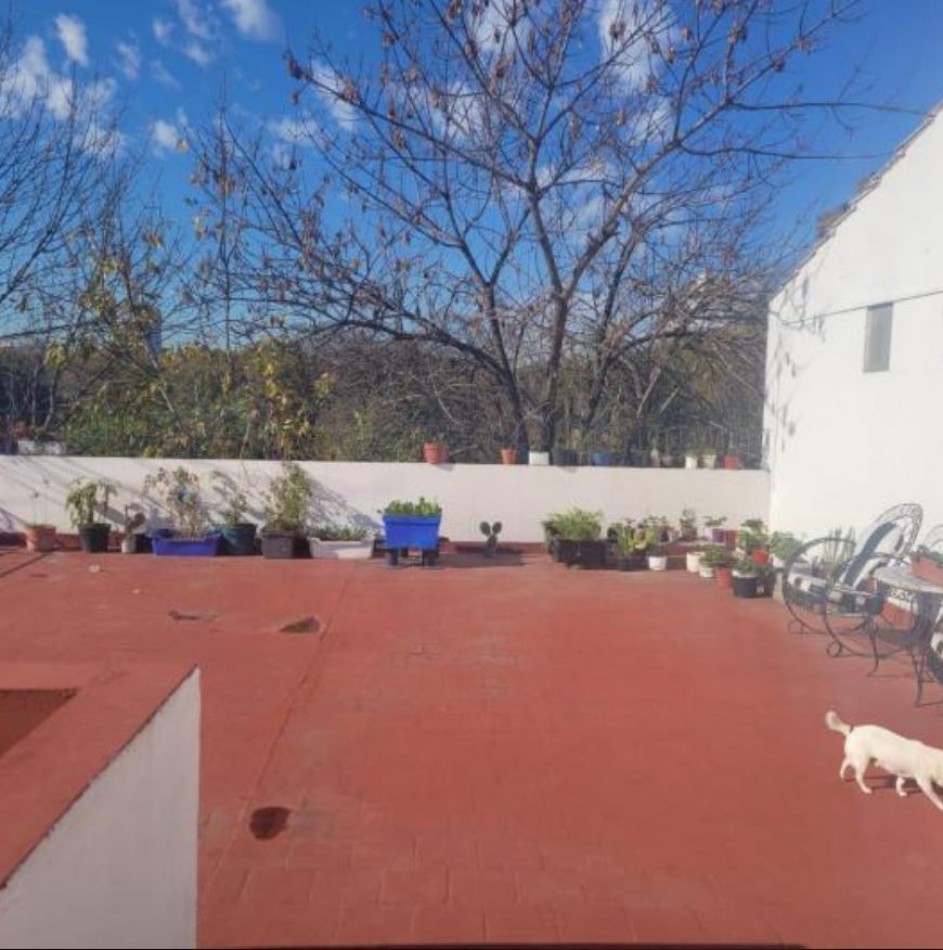 Departamento de Tres Ambientes en venta con Amplio Patio Terraza en Quilmes Oeste
