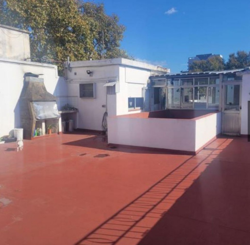 Departamento de Tres Ambientes en venta con Amplio Patio Terraza en Quilmes Oeste