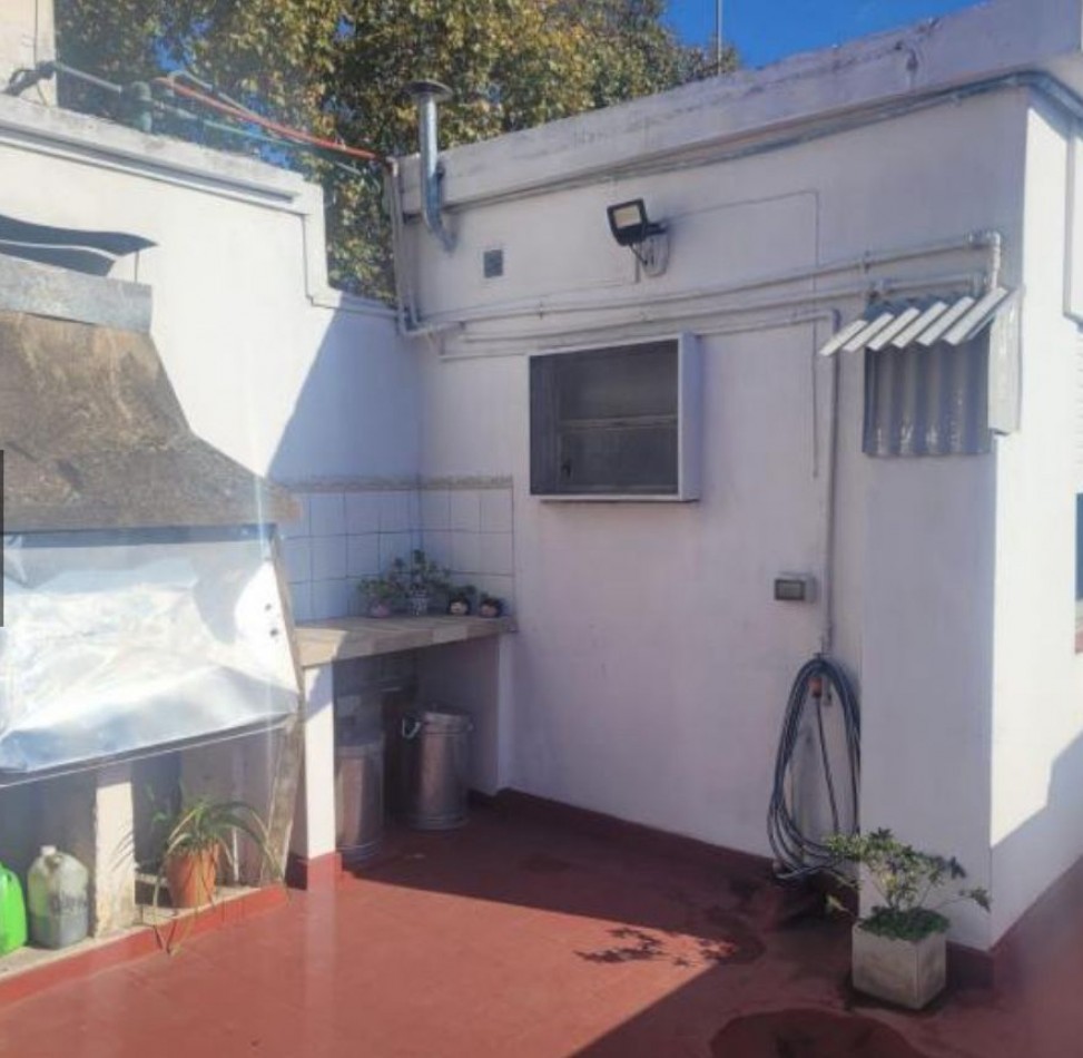 Departamento de Tres Ambientes en venta con Amplio Patio Terraza en Quilmes Oeste