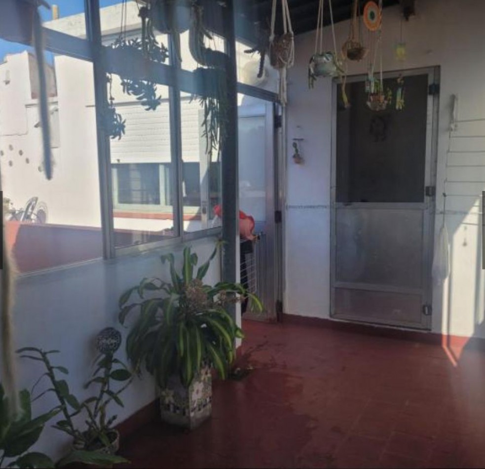 Departamento de Tres Ambientes en venta con Amplio Patio Terraza en Quilmes Oeste