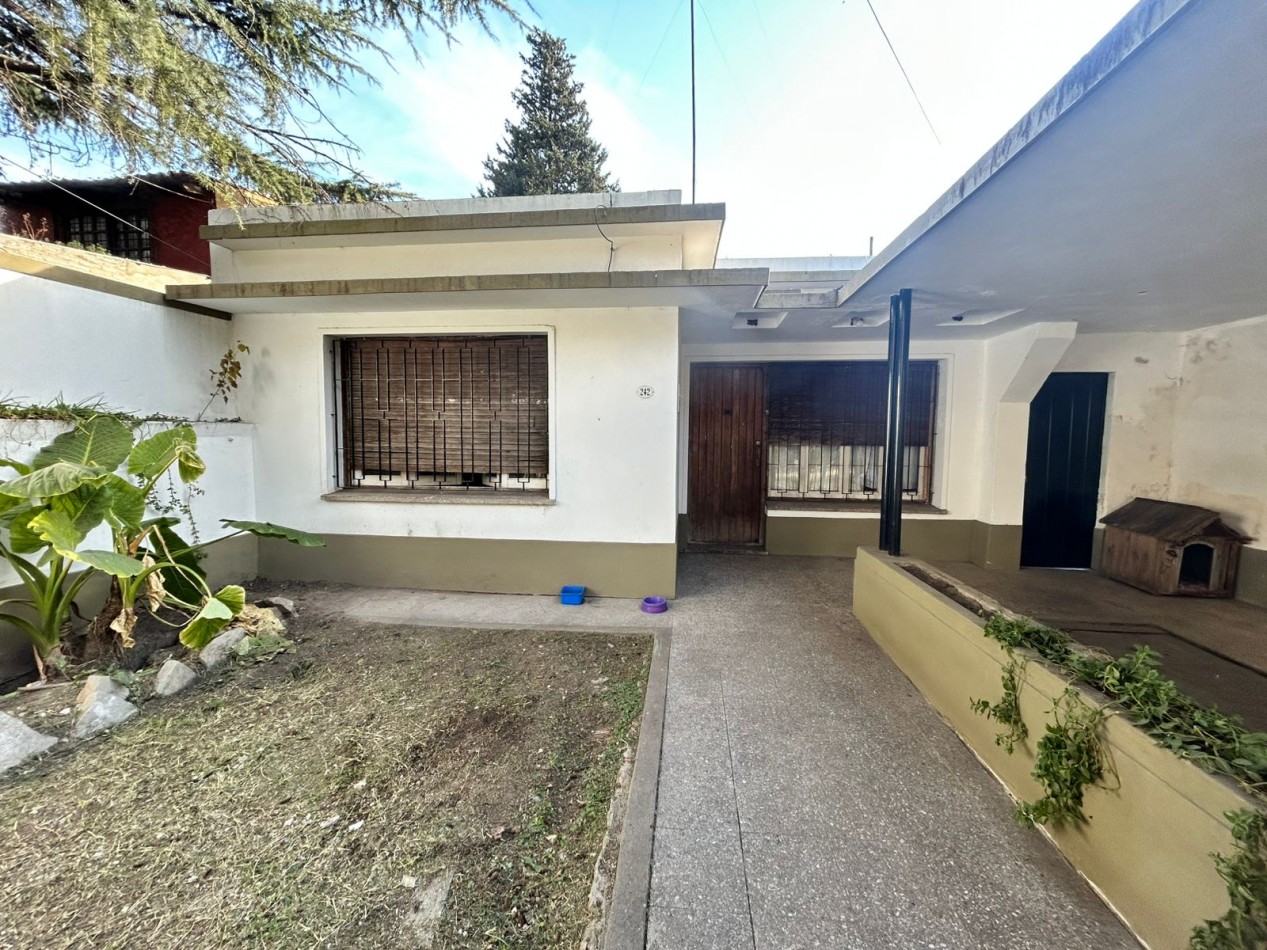 Casa con Departamento al fondo - Venta florencio varela.