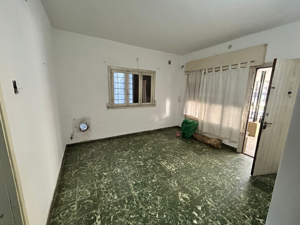 Casa con Departamento al fondo - Venta florencio varela.