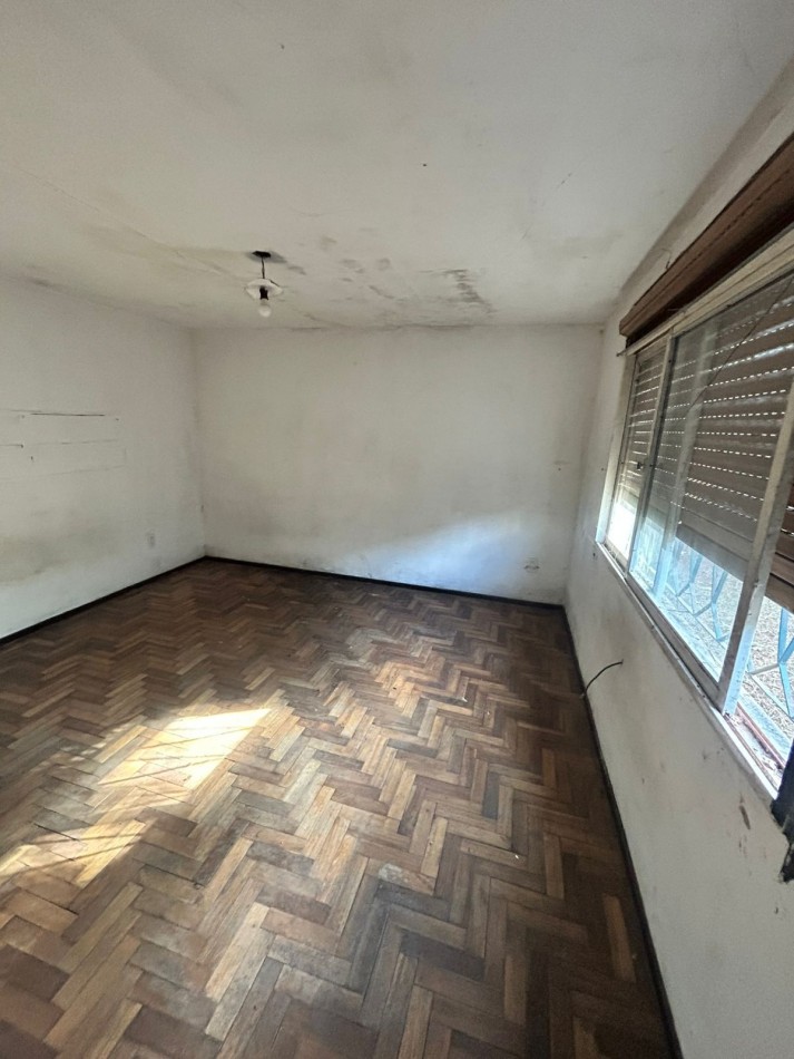Casa con Departamento al fondo - Venta florencio varela.