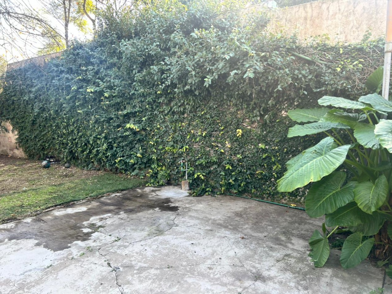 Casa con Departamento al fondo - Venta florencio varela.