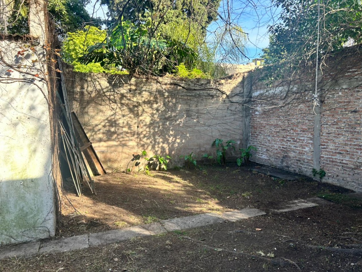 Casa con Departamento al fondo - Venta florencio varela.