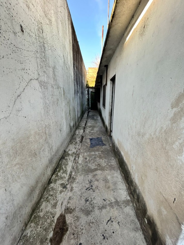 Casa con Departamento al fondo - Venta florencio varela.