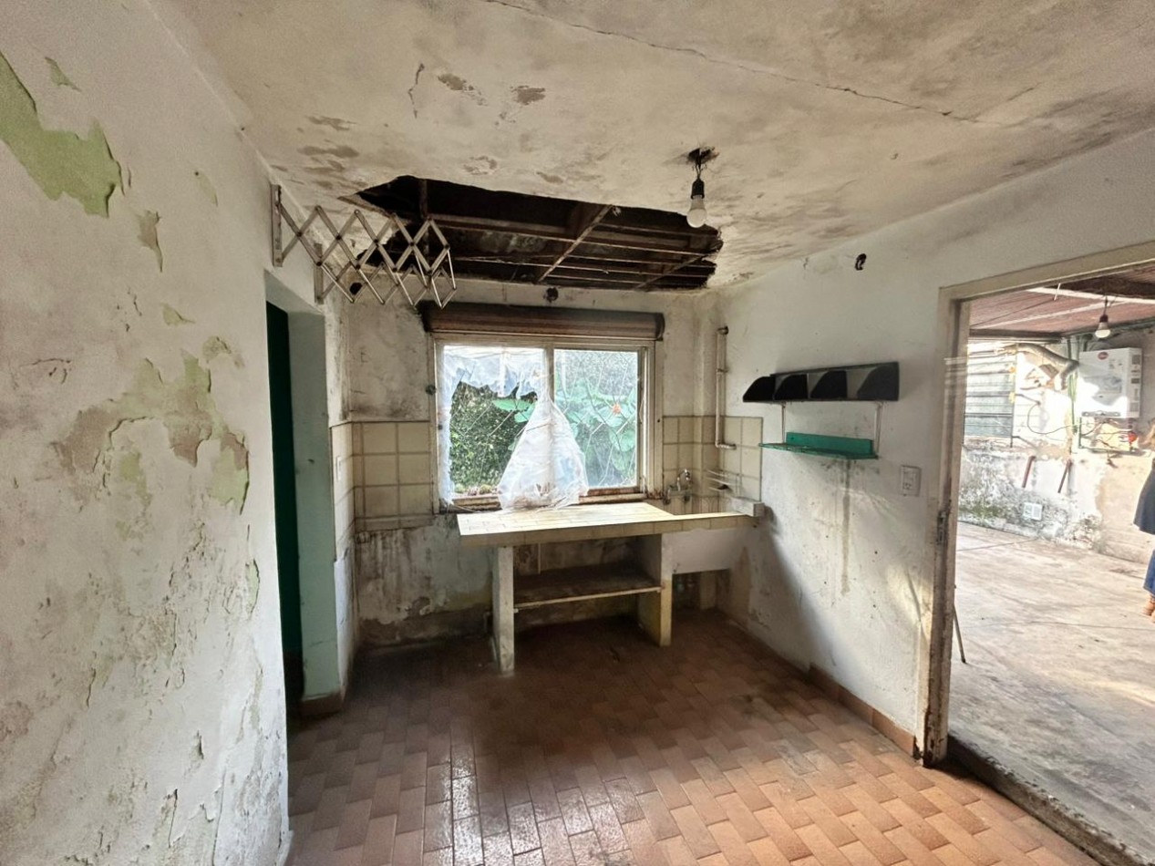 Casa con Departamento al fondo - Venta florencio varela.
