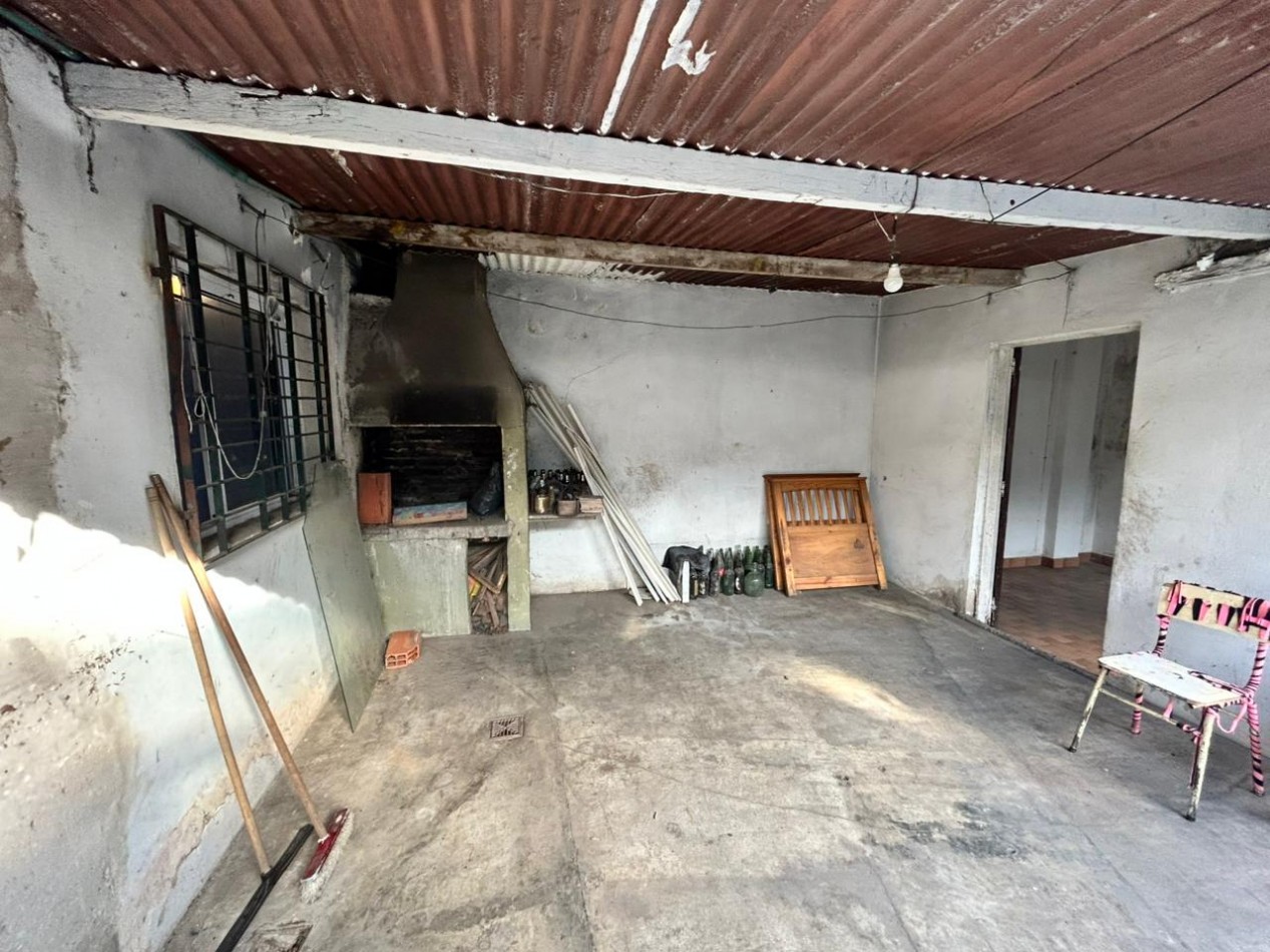 Casa con Departamento al fondo - Venta florencio varela.