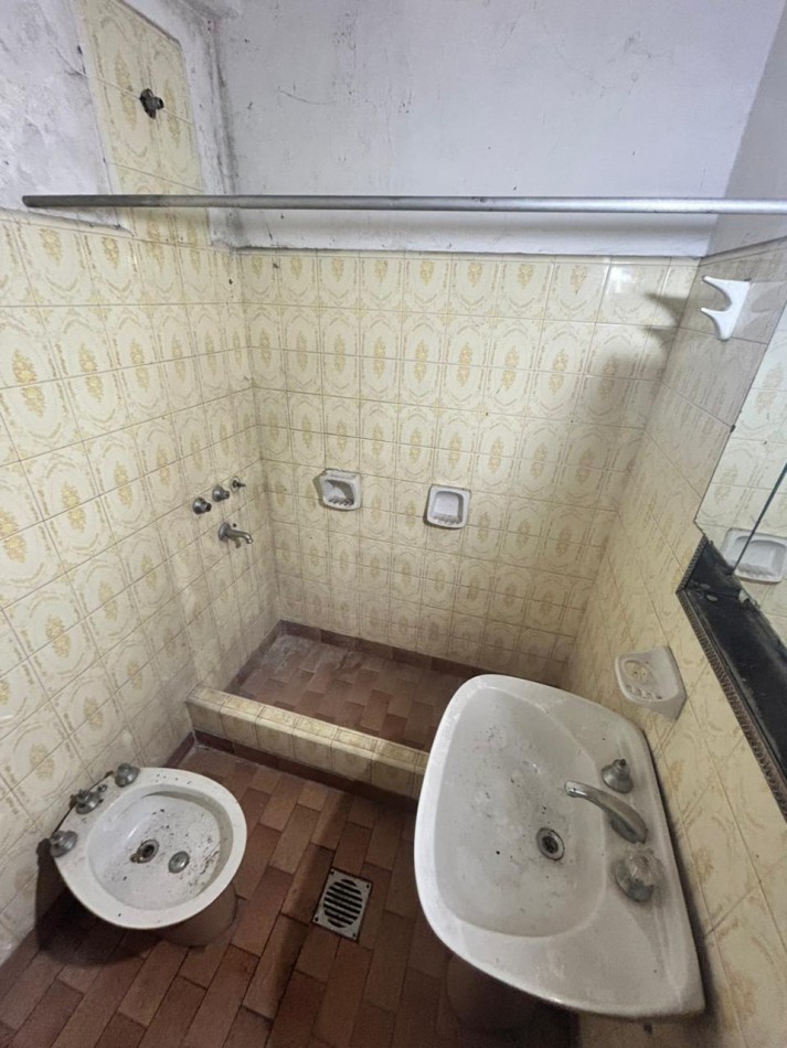 Casa con Departamento al fondo - Venta florencio varela.