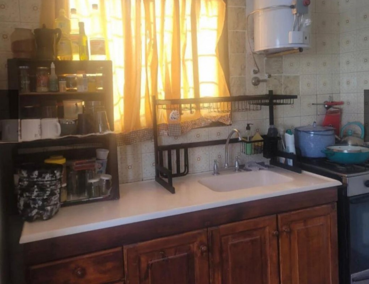 Casa en venta 3 Amb con Cochera y Amplio Fondo Libre en Berazategui Este. APTA CREDITO