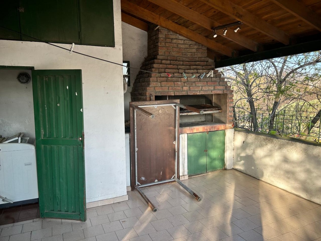 Venta de Departamento 6 Amb. en 1° Piso. Avda Vte Lopez 1086