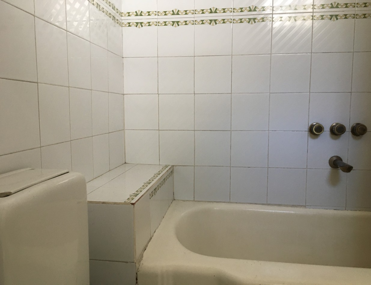 Venta de Departamento 6 Amb. en 1° Piso. Avda Vte Lopez 1086