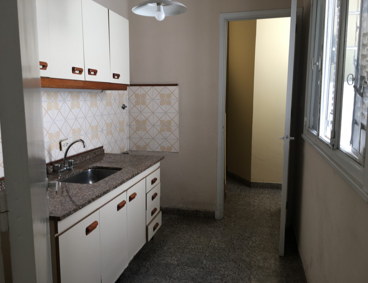 Venta de Departamento 6 Amb. en 1° Piso. Avda Vte Lopez 1086