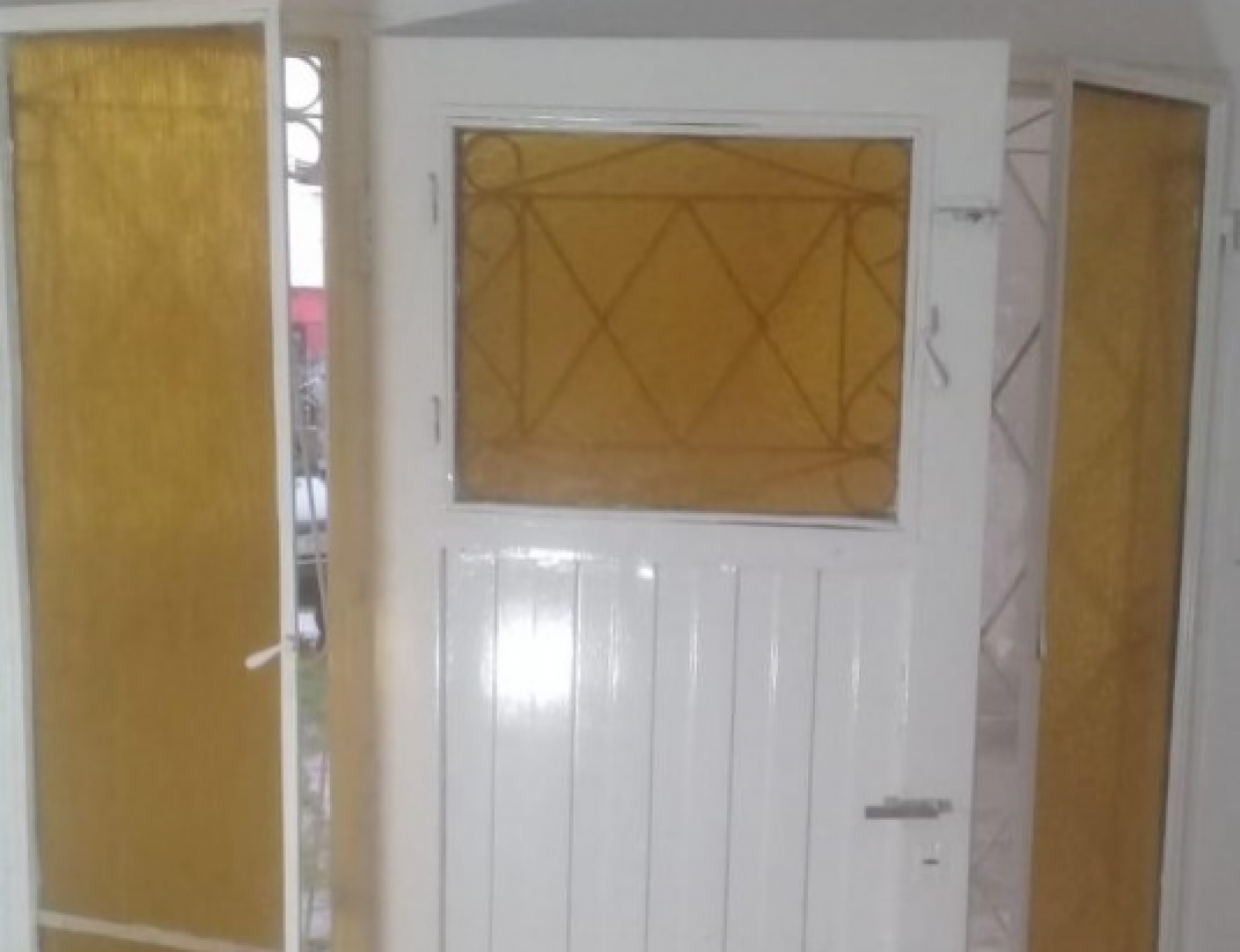 Casa en venta con departamento al fondo en florencio varela