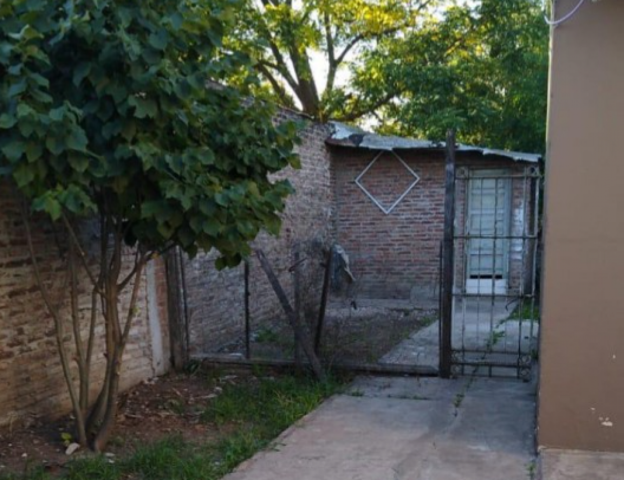 Casa en venta con departamento al fondo en florencio varela